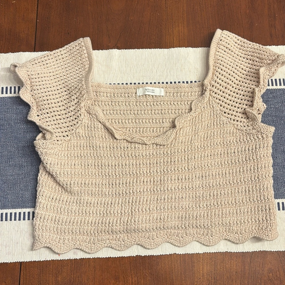 Active USA brand
crochet crop top
cap sleeves 
tan color 
size L